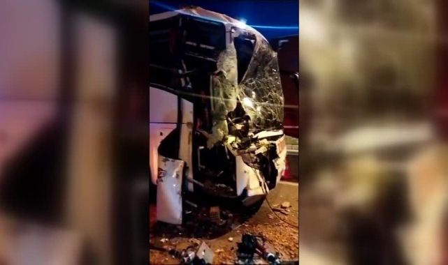 Yolcu Otobüsü Kamyonla Çarpıştı
