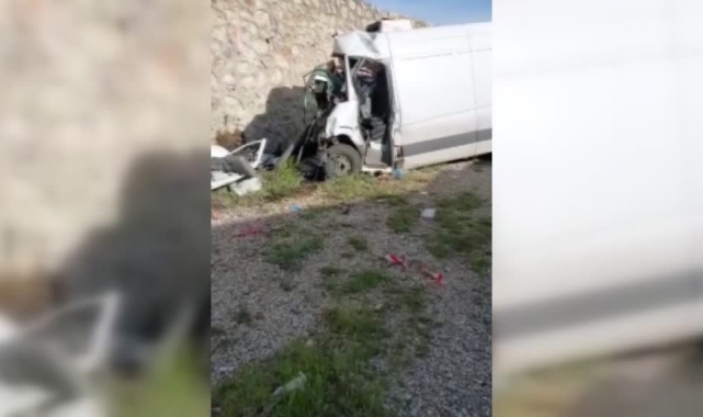 Yoldan Çıkan Minibüs Duvara Çarptı