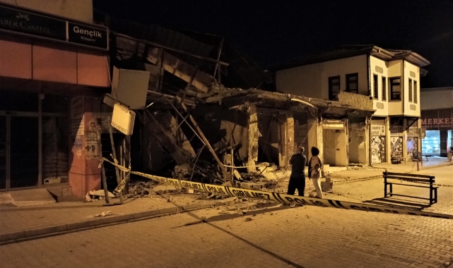 Ağır Hasarlı Bina Çöktü