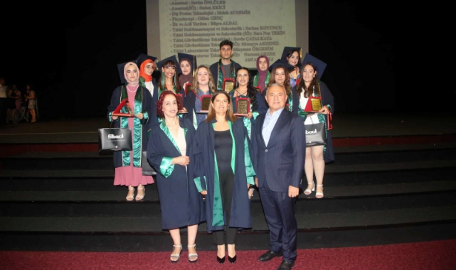 Ç.Ü. Abdi Sütcü Sağlık Hizmetleri Myo'da Mezuniyet Sevinci