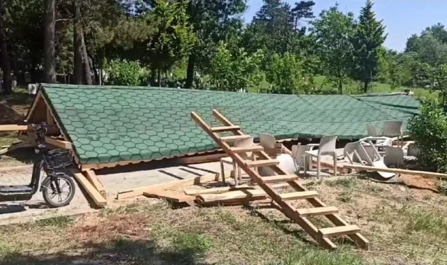 Çardak Çöktü:3 Yaralı
