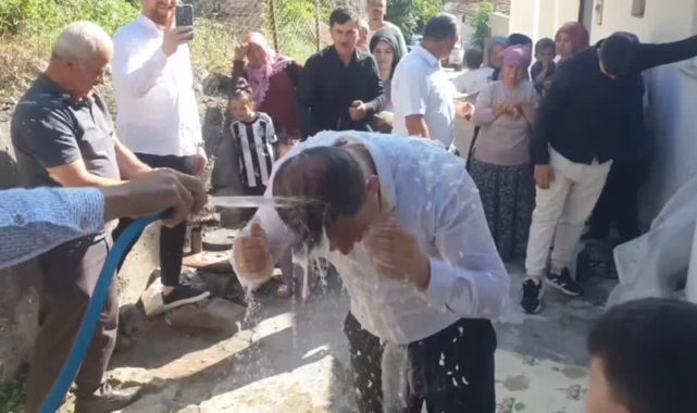 Damadın Kafasında Yumurta Kırıp, Un Döktüler