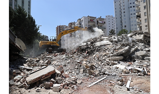 Depremde Hasar Alan Bina Kontrollü Yıkım Sırasında Devrildi