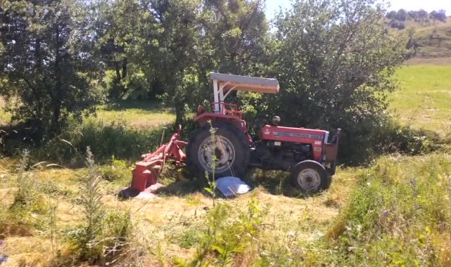 Devrilen Traktörün Altında Kaldı
