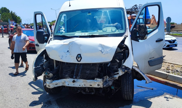 Hafif Ticari Araç İle Otomobil Çarpıştı
