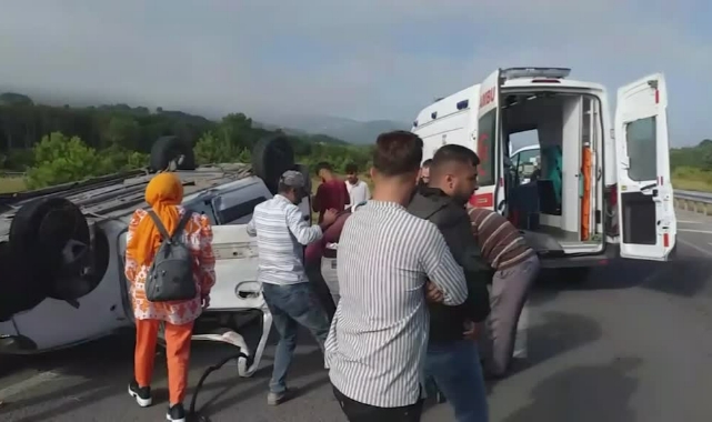 Hafif Ticari Araç Takla Attı:5 Yaralı