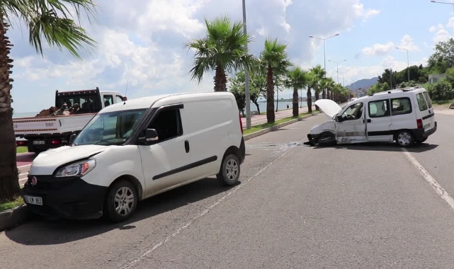 Hafif Ticari Araçlar Çarpıştı