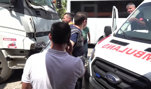 Hafriyat Kamyonu Midibüsle Çarpıştı: 7 Turist Yaralı