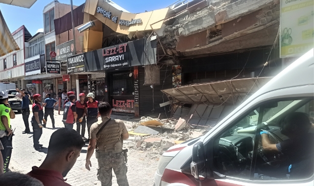 Hasarlı Binanın Üst Katı Çöktü: 3 Yaralı