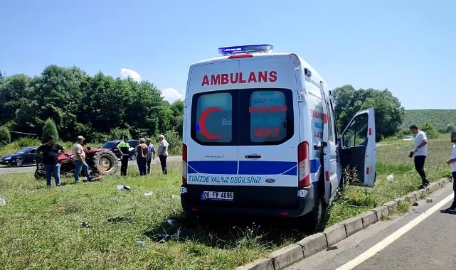 Hasta Nakil Aracıyla Traktör Çarpıştı
