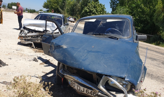 İki Otomobil Çarpıştı, 4 Kişi Yaralandı
