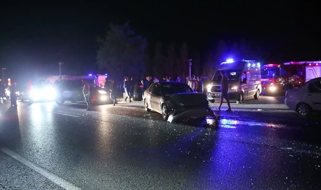 İki Otomobil Çarpıştı: 9 Yaralı