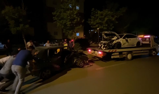İki Otomobil Çarpıştı