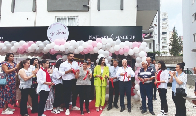 Kadında Güzelliğin Sırrı Zarif Ve Süslü Tırnaklar