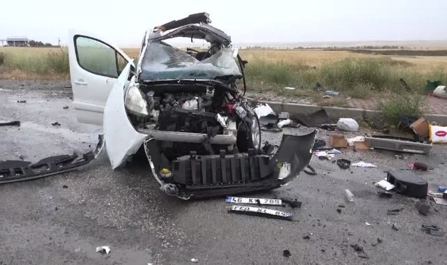 Kamyon İle Hafif Ticari Araç Çarpıştı