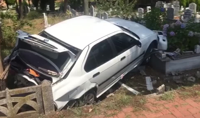 Kontrolden Çıkan Otomobil, Mezarlığa Girdi