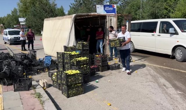 Meyve Yüklü Kamyonet Devrildi