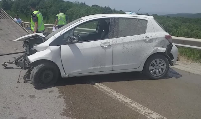 Otomobil, Bariyerlere Çarptı