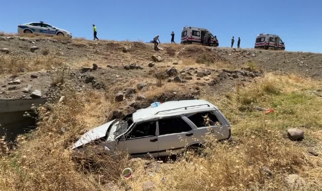Otomobil, Dere Yatağına Devrildi:1 Ölü, 2 Yaralı