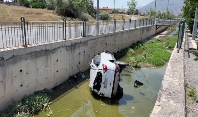Otomobil Kanala Düştü