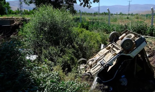 Otomobil, Şarampole Devrildi:1 Ölü, 2 Yaralı