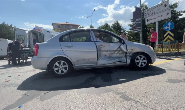 Otomobil Ve Panelvan Çarpıştı