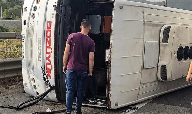 Otomobilin Çarptığı İşçi Servisi Devrildi:11 Yaralı