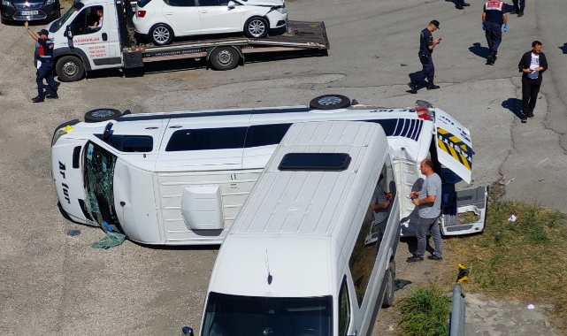 Otomobille Çarpışan Servis Minibüsü Devrildi