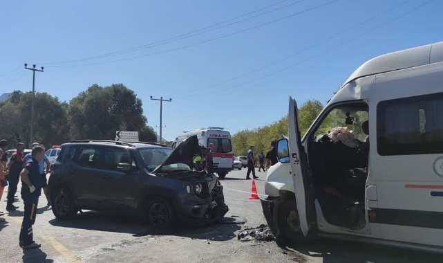 Özel Halk Otobüsü İle Otomobil Çarpıştı:18 Yaralı