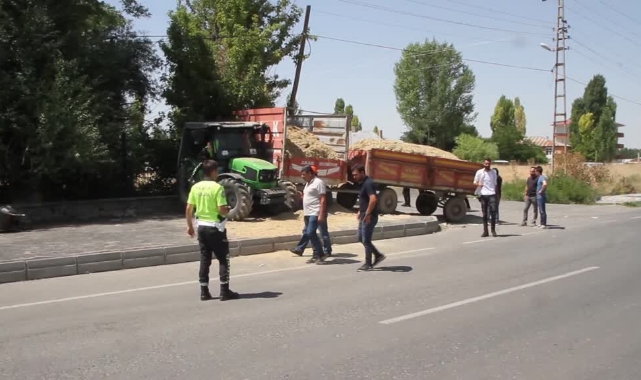 Saman Yüklü Traktör, Kaldırımda Bekleyen Aileye Çarptı
