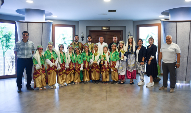 Seyhanlı Halk Oyunları Takımı'ndan Başkan Akay'a Kupalı Ziyaret