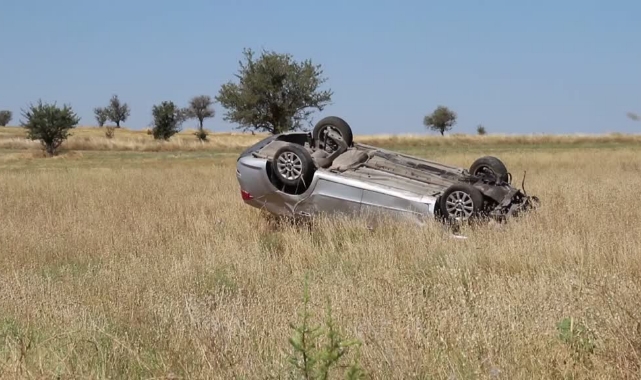 Tarlaya Devrilen Otomobildeki 5 Kişi Yaralandı