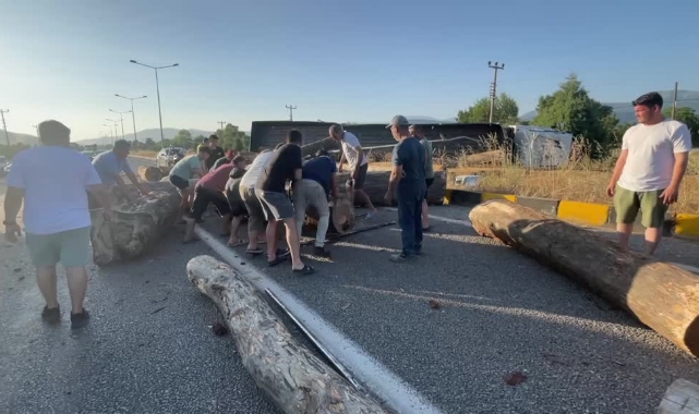 Tır Devrildi, Sürücü Yaralandı