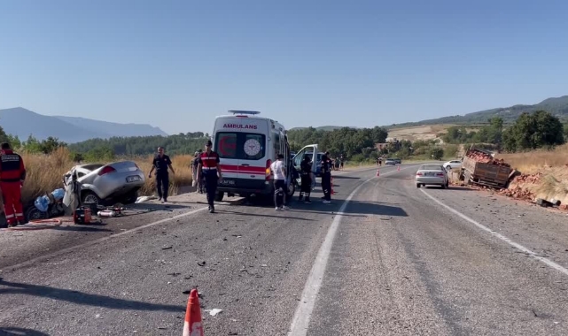 Tırla Çarpışan Otomobildeki 2 Kişi Öldü