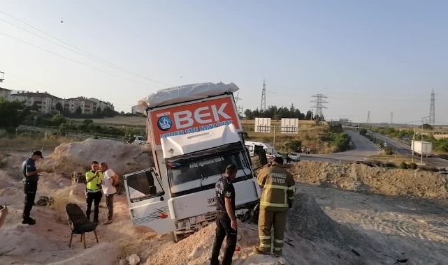 Toprak Yığınına Çarpan Kamyon Sürücüsü Yaralandı