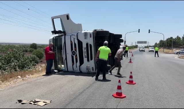 Virajı Alamayan Tır Devrildi
