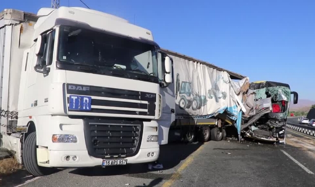 Yolcu Otobüsü Ve Tır Çarpıştı: 1 Ölü, 34 Yaralı