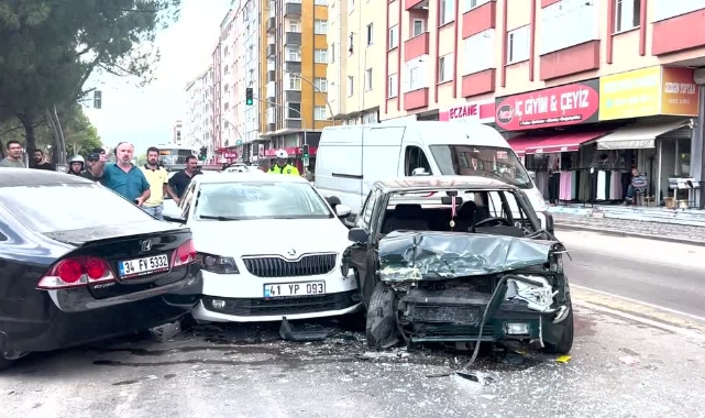 4 Araç Birbirine Girdi:2 Yaralı