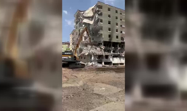 8 Katlı Bina Yıkım Esnasında Çöktü