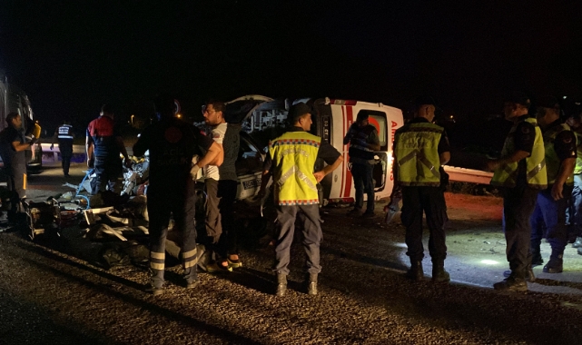 Ambulansla Çarpışan Otomobildeki 3 Kişi Öldü