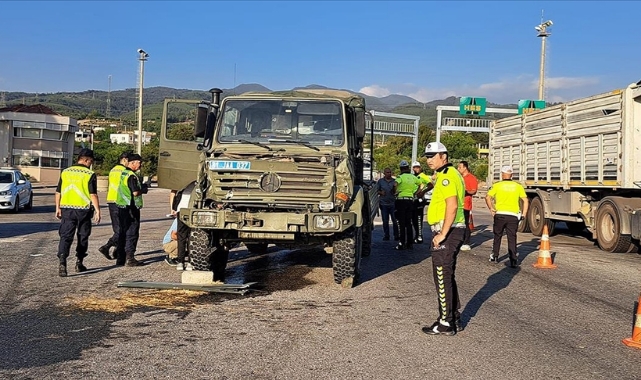 Askeri Araç Tıra Çarptı:10 Yaralı