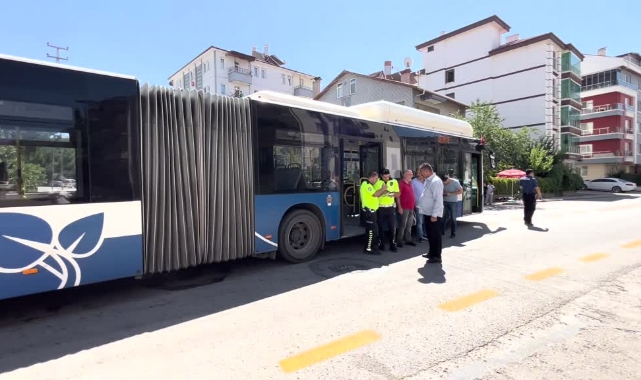 Belediye Otobüsü 2 Çocuğa Çarptı