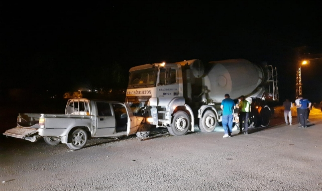 Beton Mikseri İle Pikap Çarpıştı
