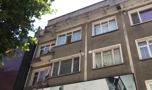 Binadan Düşen Beton Parçaları Baba Ve Kızı Yaraladı