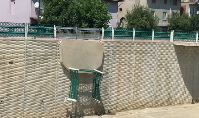 Çay Kenarındaki Seyir Balkonu Çöktü