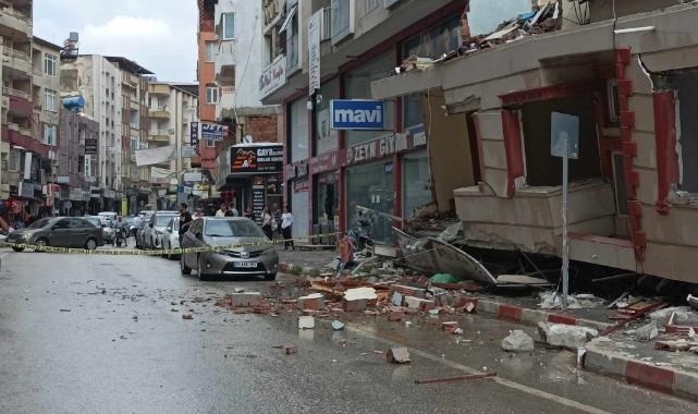 Depremlerde Hasar Alan Bina Çöktü