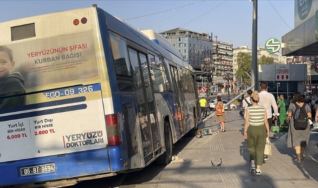 EGO Otobüsü Sinyalizasyon Direğine Çarptı