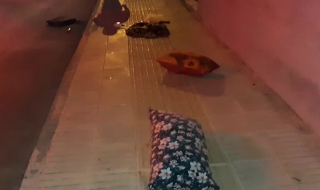 Eşyaları Dışarı Atıp Evi Ateşe Verdi