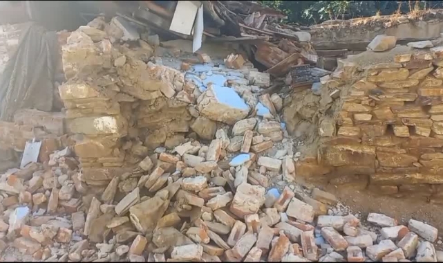 Evin Çatısı Çöktü: 3 Yaralı