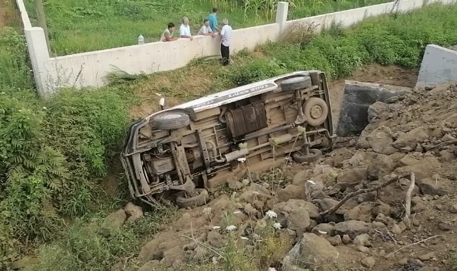 İşçileri Taşıyan Minibüs Şarampole Devrildi